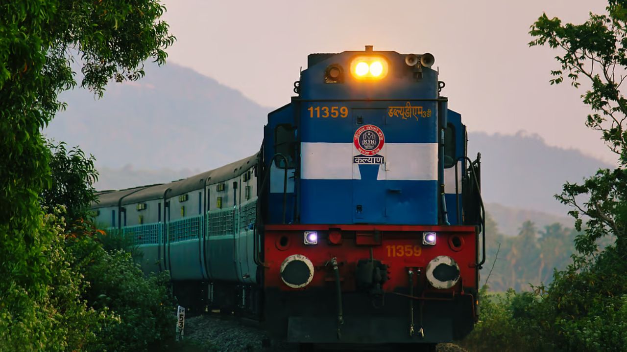 ট্রেন cancellation : কাপলদের মাথায় হাত, সরস্বতী পূজার দিনেই বন্ধ লোকাল ট্রেন