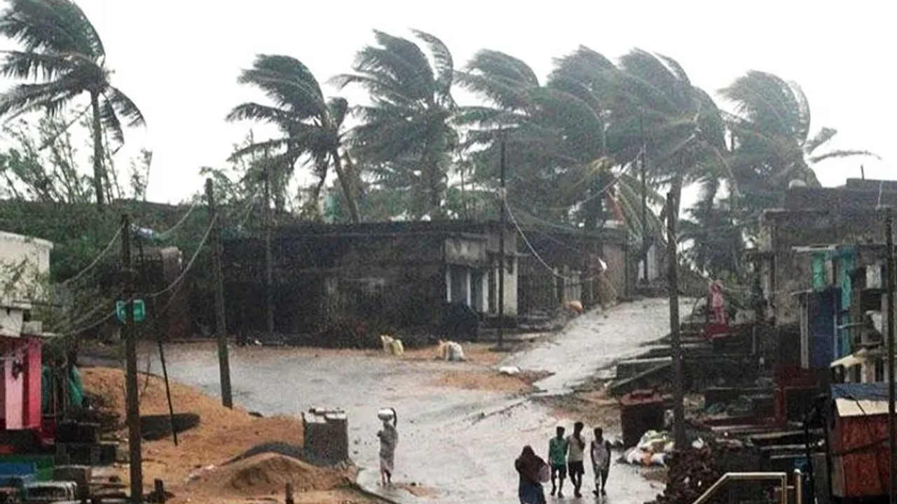 Cyclonic Circulation IMD: তাণ্ডব চালাবে নিম্নচাপ! ২ দিনে ৬ রাজ্যে বৃষ্টি-বিপর্যয়, বাংলার জন্য কী বলছে আবহাওয়া দফতর? 2 Cyclonic Circulation IMD