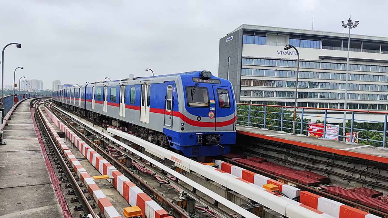 Kolkata Metro Sector 5 to Haldiram Route: মেট্রো ছুটবে সেক্টর ফাইভ থেকে হলদিয়া পর্যন্ত! কবে শুরু হচ্ছে? জানলে চমকে উঠবেন! 2 Kolkata Metro