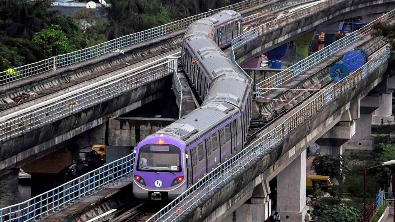 শিয়ালদা-এসপ্ল্যানেড মেট্রো চালুর আগে কোটি টাকার ‘আয়না কেলেঙ্কারি’! যাত্রী সুরক্ষা নাকি বাজেট খেলা? 2 Sealdah Esplanaid Metro Station