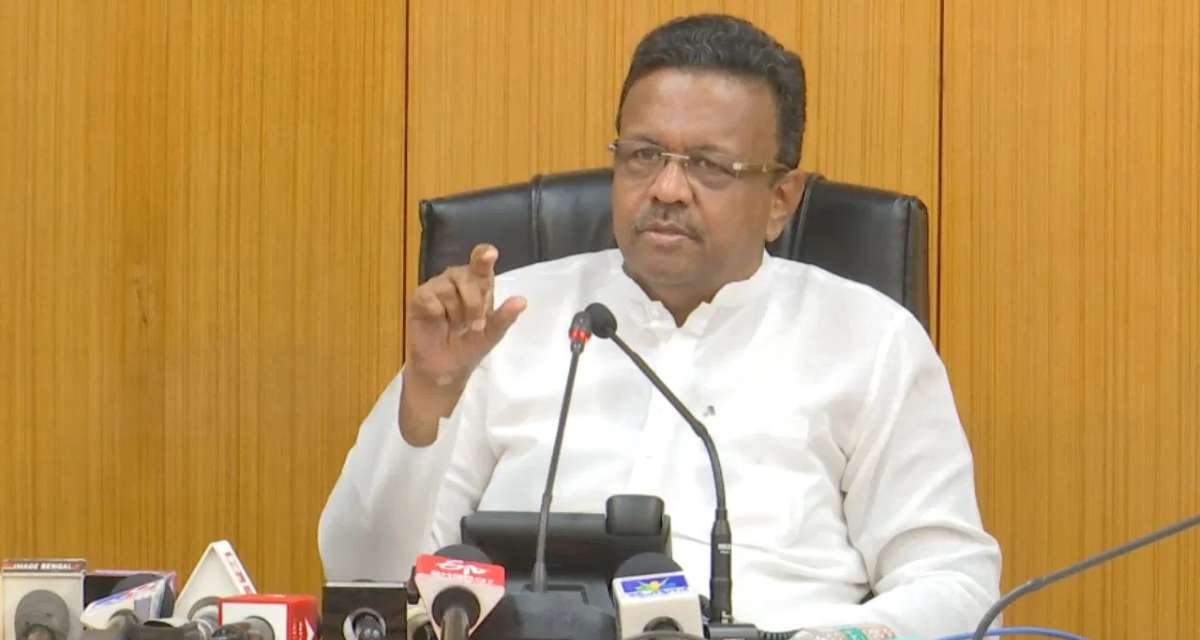 “মুখ দেখাতে ক্যামেরার সামনে নাটক করছে!”—চাকরি প্রার্থীদের উদ্দেশে বিস্ফোরক ফিরহাদ, রাজ্যজুড়ে ক্ষোভের ঝড়!