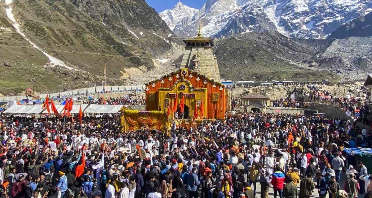 Kedarnath Temple : শিবের ডাকে পাহাড়ে ভিড়, ৪০ কুইন্টাল ফুলে সেজে উঠল কেদারনাথ — কিন্তু একটি নির্দেশ না মানলে বিপদে পড়তে পারেন ভক্তরা!