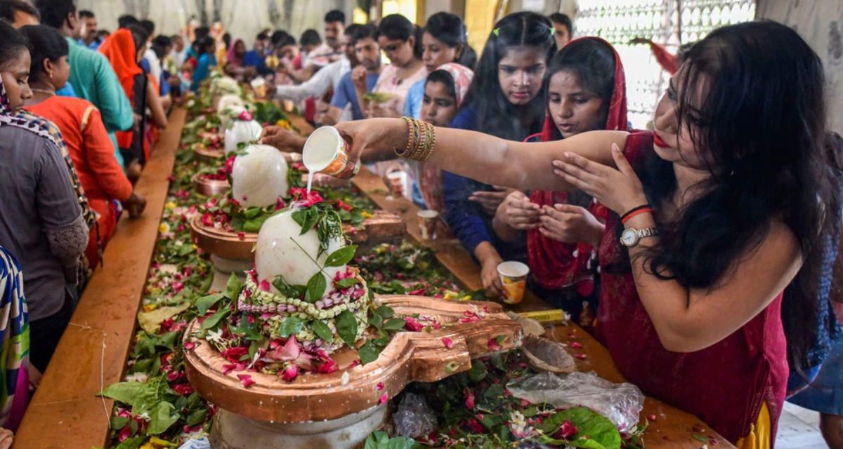 শ্রাবণ মাস ২০২৫, কবে শুরু, কী নিয়ম? জানুন শিবভক্তির এই পবিত্র মাসে কী করবেন, কী একেবারেই নয় ! 4 Shravan Somwar Vrat Dates and Rituals