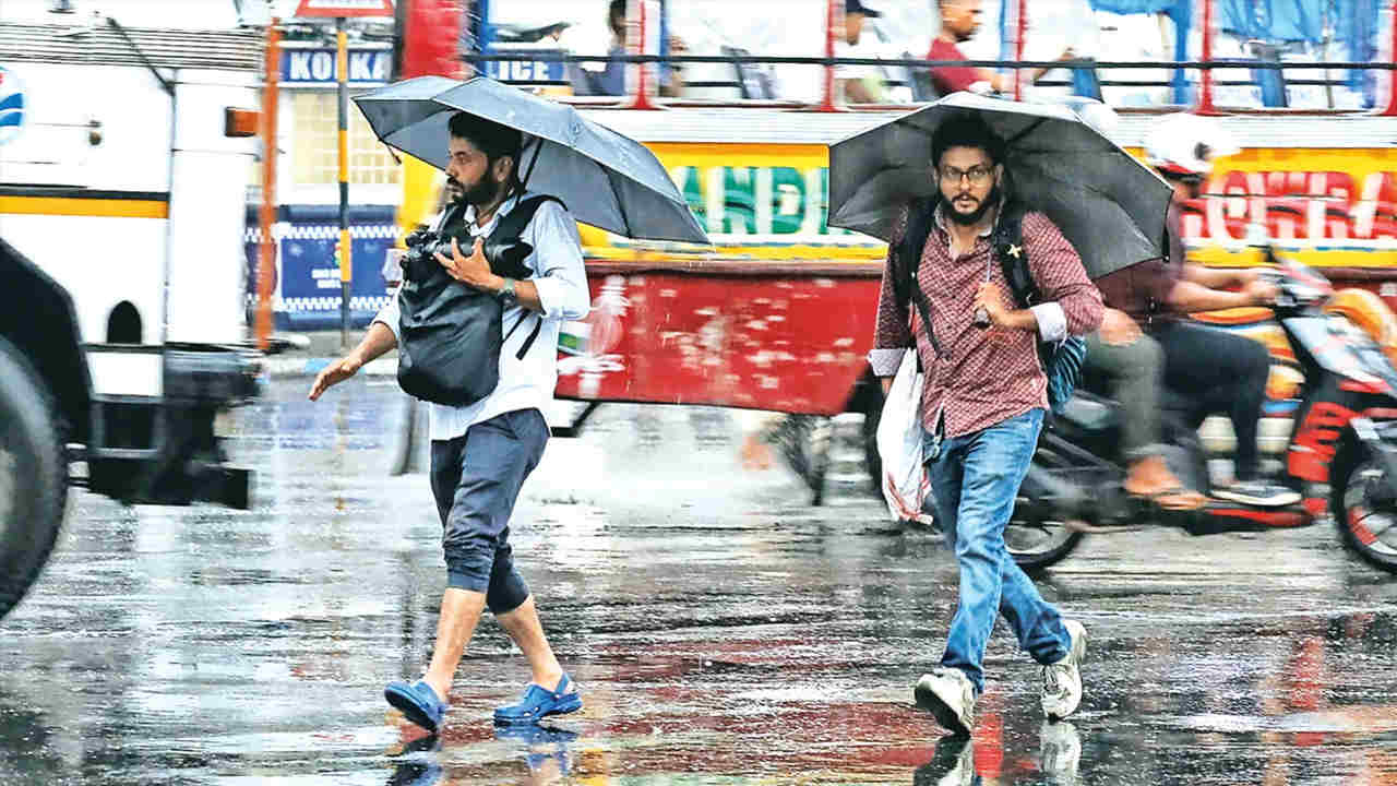 রাজ্যে ফের দুর্যোগ, ৯ জেলায় কমলা সতর্কতা জারি! আগামী ৩ দিন ঝড়-বৃষ্টি চলবে, সমুদ্রে নিষেধাজ্ঞা জারি! 1 Weather Update