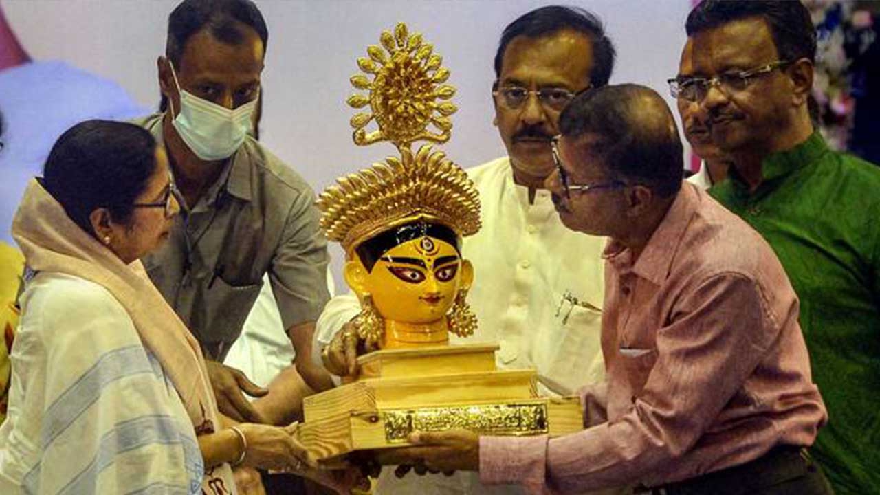 দুর্গাপুজোয় ১ লক্ষ টাকার চাঁদা! ৩১ জুলাইয়ের দিকেই চেয়ে পুজো কমিটিগুলি 1 Durga Puja
