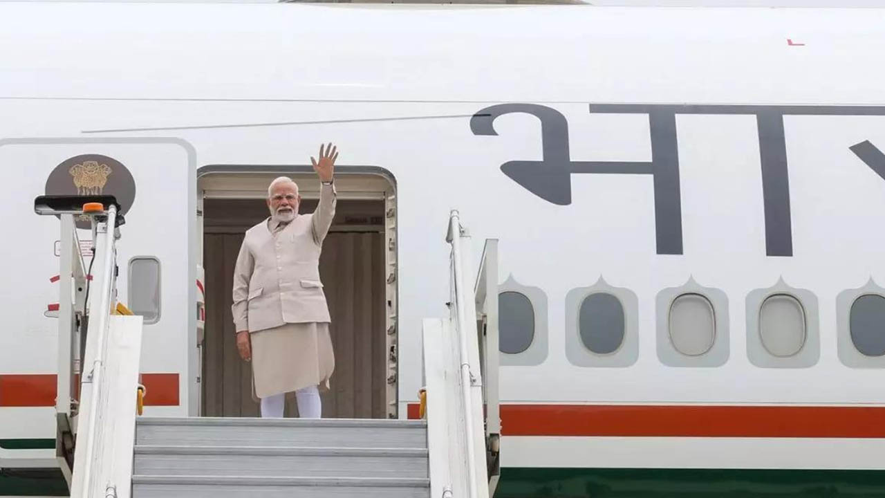 কত খরচ হয় মোদীর বিদেশ সফরে? কেন্দ্রীয় তথ্য জানলে চোখ কপালে উঠবে! 1 Narendra Modi