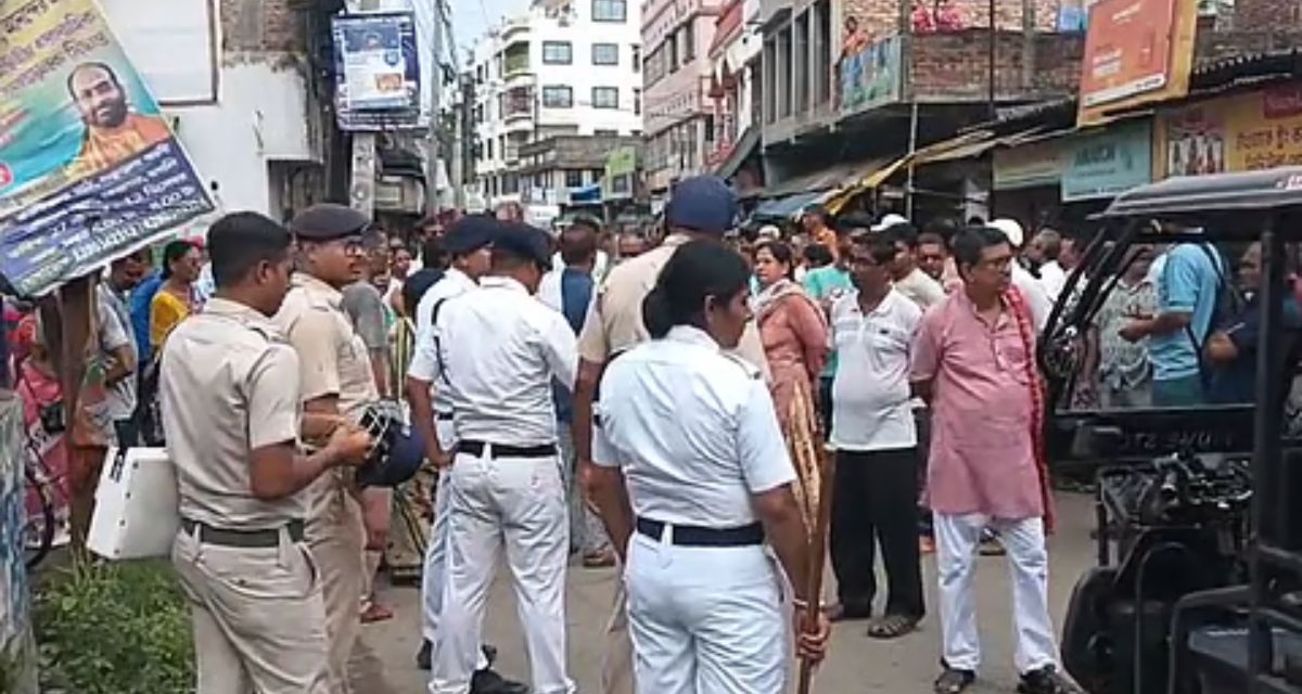 সমবায় ভোট ঘিরে রাজনৈতিক টানাপোড়েন! ১০ দিনে ব্যাঙ্ক থেকে ২ কোটি টাকা তুলে নিলেন আতঙ্কিত গ্রাহকরা!
