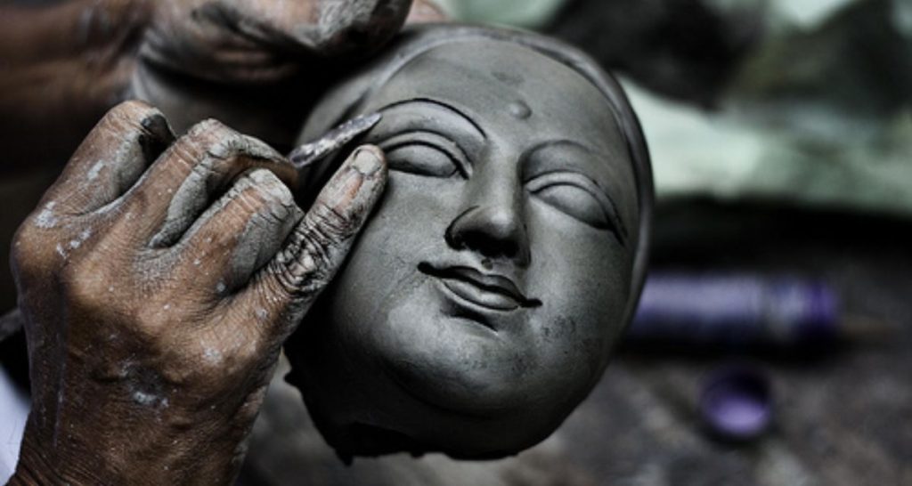 Kumartuli : শিল্পের হৃদয় | কুমোরটুলি ঐতিহ্য, চ্যালেঞ্জ ও ২০২৫ সালে ভবিষ্যৎ বিশ্লেষণ 1 Kumartuli প্রতিমা তৈরির কৌশল