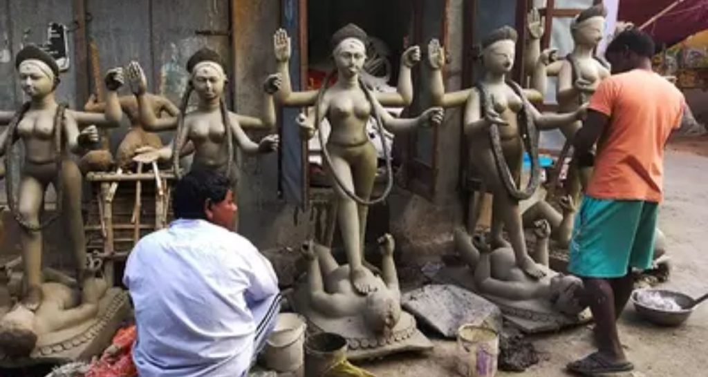 Kumartuli : শিল্পের হৃদয় | কুমোরটুলি ঐতিহ্য, চ্যালেঞ্জ ও ২০২৫ সালে ভবিষ্যৎ বিশ্লেষণ 3 kumartuli শিল্পীদের জীবনযাপন