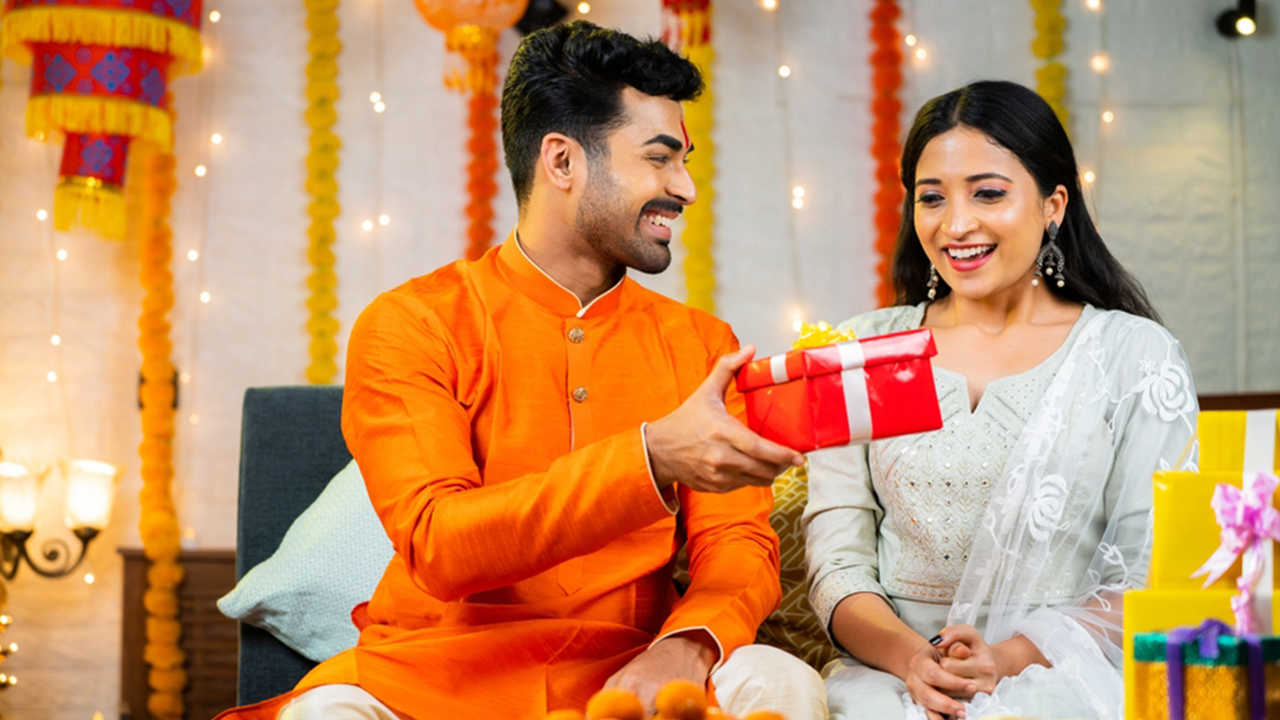ভাই-বোনের জন্য রাখী দিবসে পাঠান হৃদয়ছোঁয়া ৩০টি শুভেচ্ছা বার্তা! 3 Rakhi Wishes In Bengali 2025